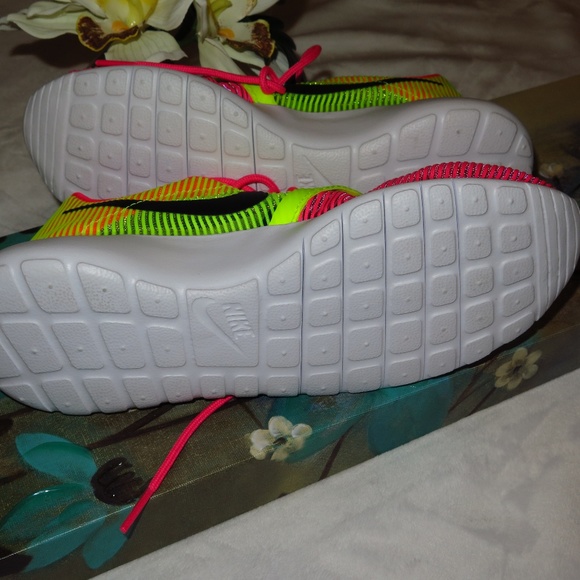 *NEW* Nike Roshe LightWeight Running Shoes US 6.5Y - Picture 5 of 8